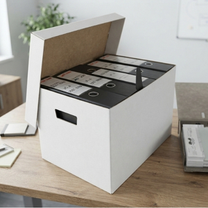 Archivboxen stehen auf Tisch